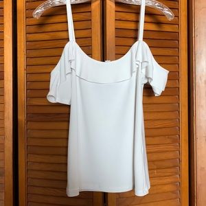 White off the shoulder blouse. Perfect piece for a dressy outfit🤍